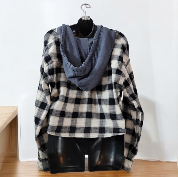 American Eagle women's flannel midrift hooded button-up shirt in size medium. - Picture 4 of 10
